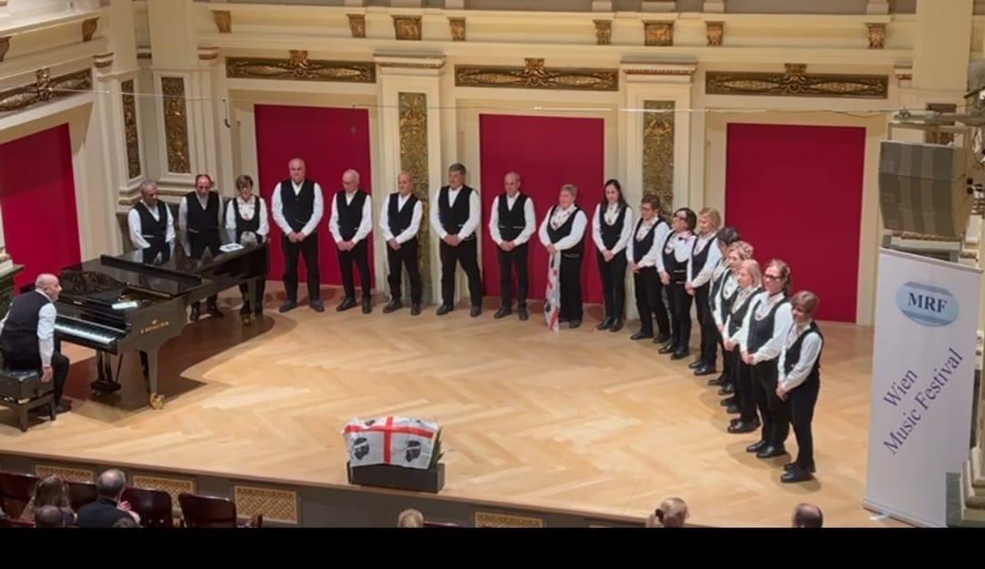 
	Il coro polifonico "Voci in musica" di Serri nella sala concerti del festival a Vienna


