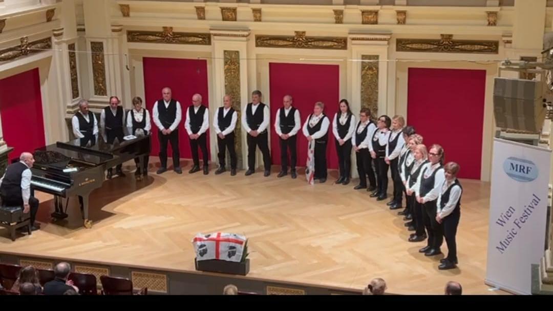 Il coro polifonico "Voci in musica" di Serri nella sala concerti del festival a Vienna