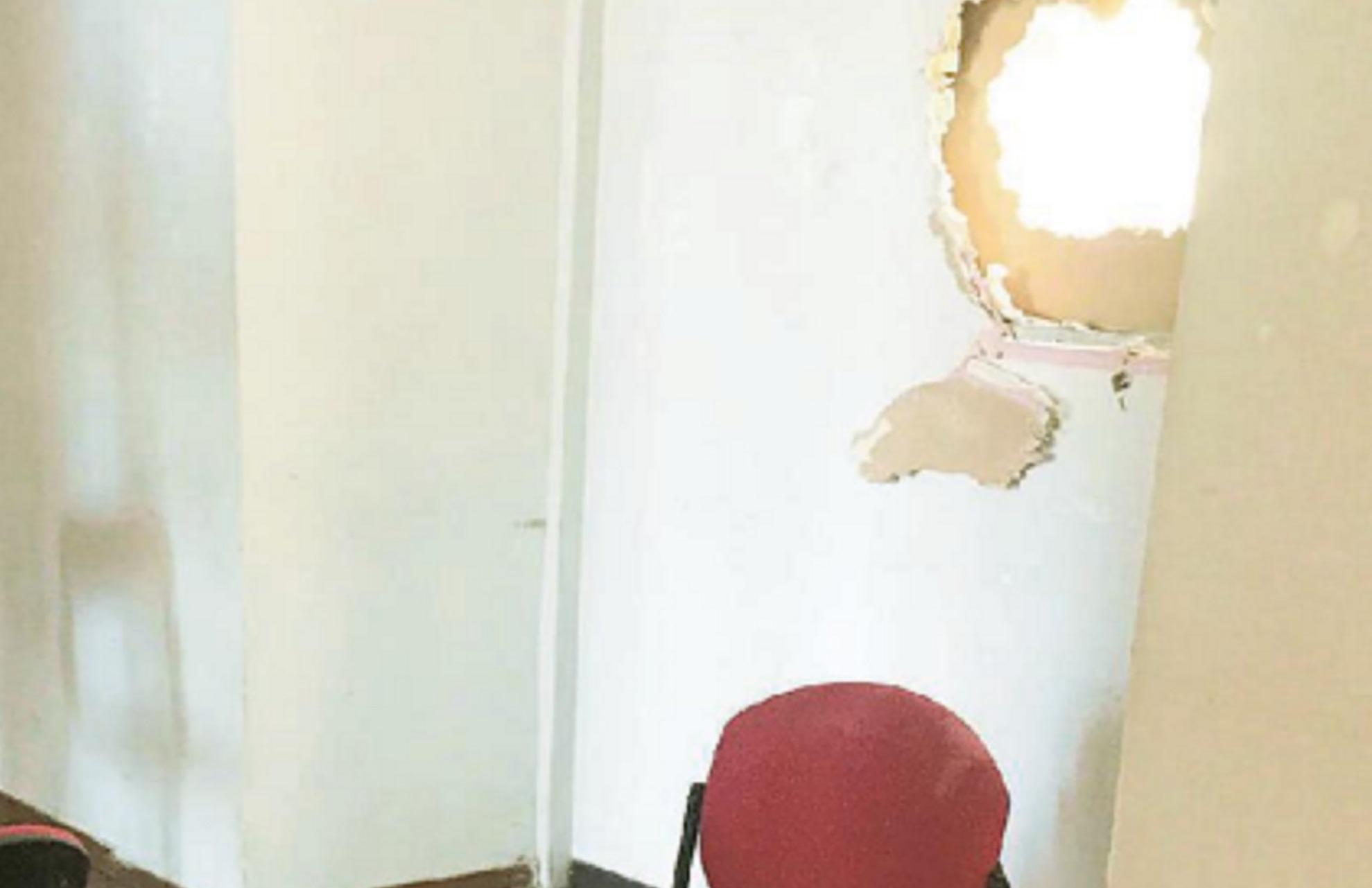 Un buco nella parete durante un raid del 2019 al Cecioni