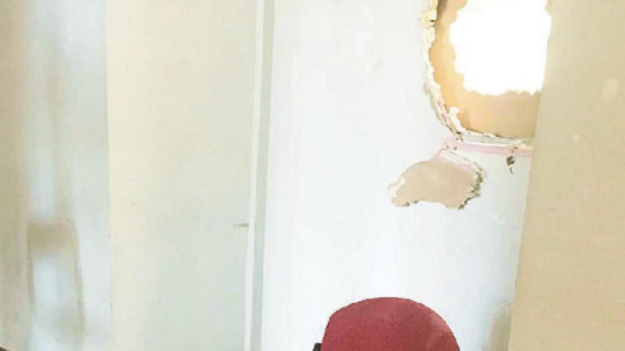 Un buco nella parete durante un raid del 2019 al Cecioni