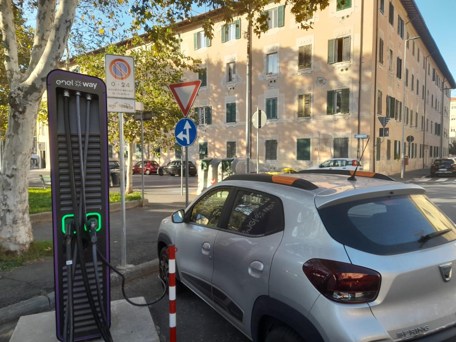 Una Dacia Spring in ricarica alla nuova stazione di piazza Damiano Chiesa