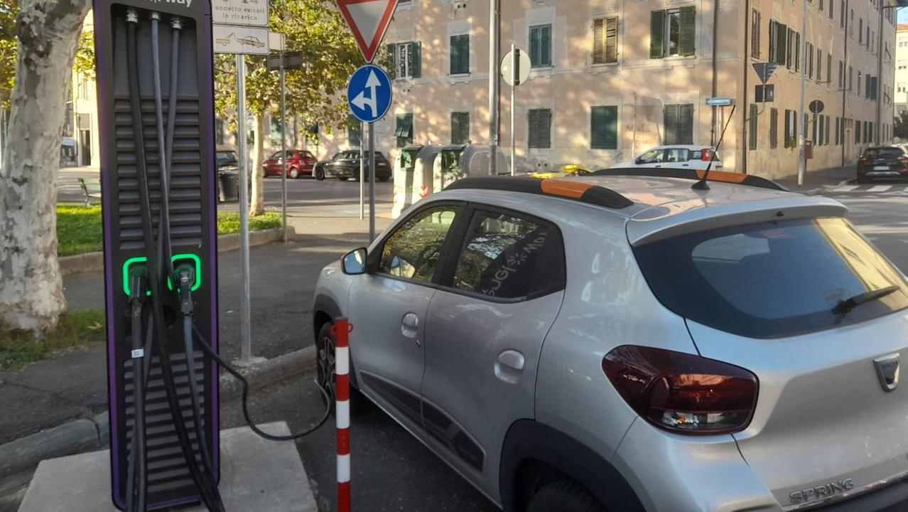 Una Dacia Spring in ricarica alla nuova stazione di piazza Damiano Chiesa