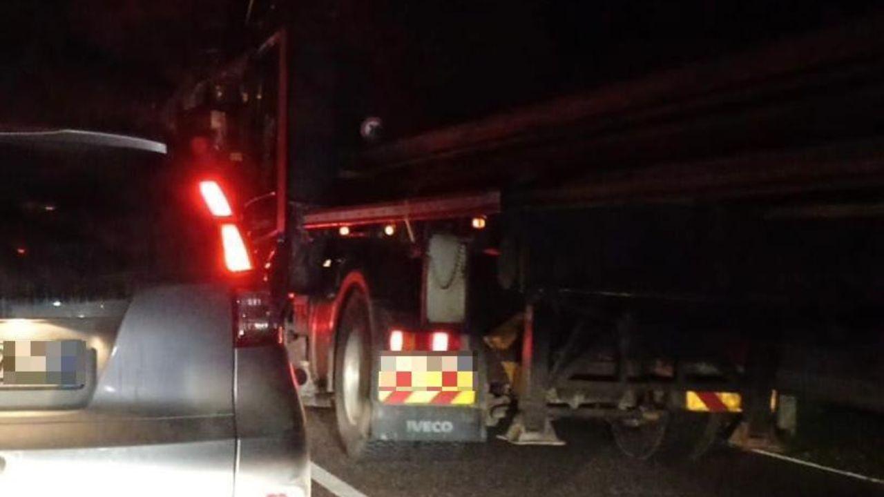 
	La fila lungo la statale

