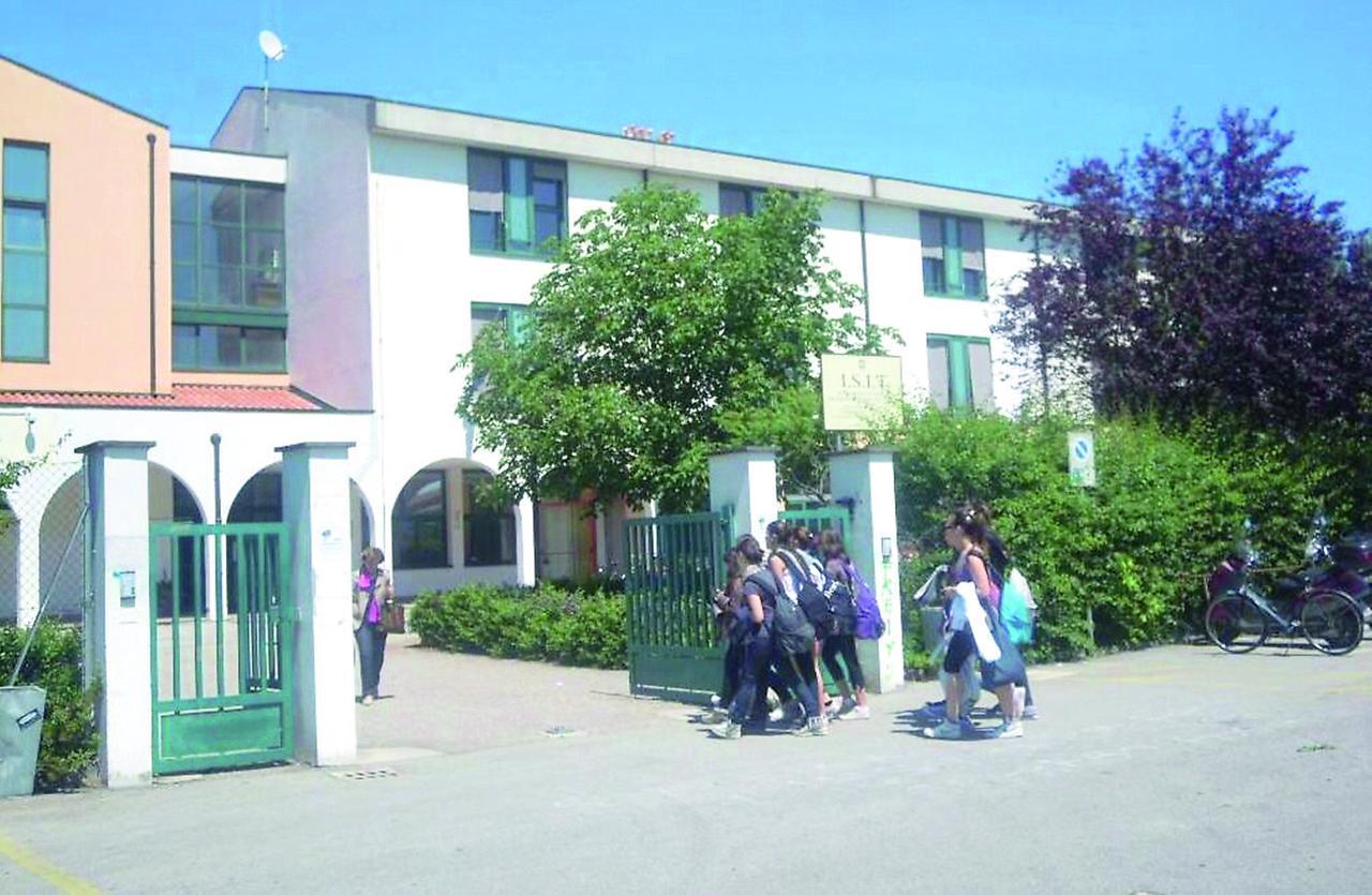 Cento, aule fredde al Bassi-Burgatti: «Pure con il giubbotto si trema»