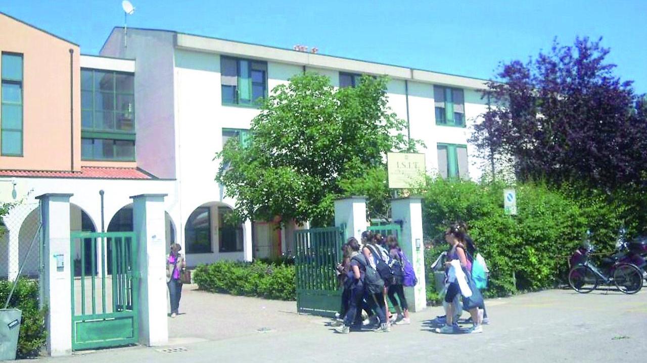 Cento, aule fredde al Bassi-Burgatti: «Pure con il giubbotto si trema»