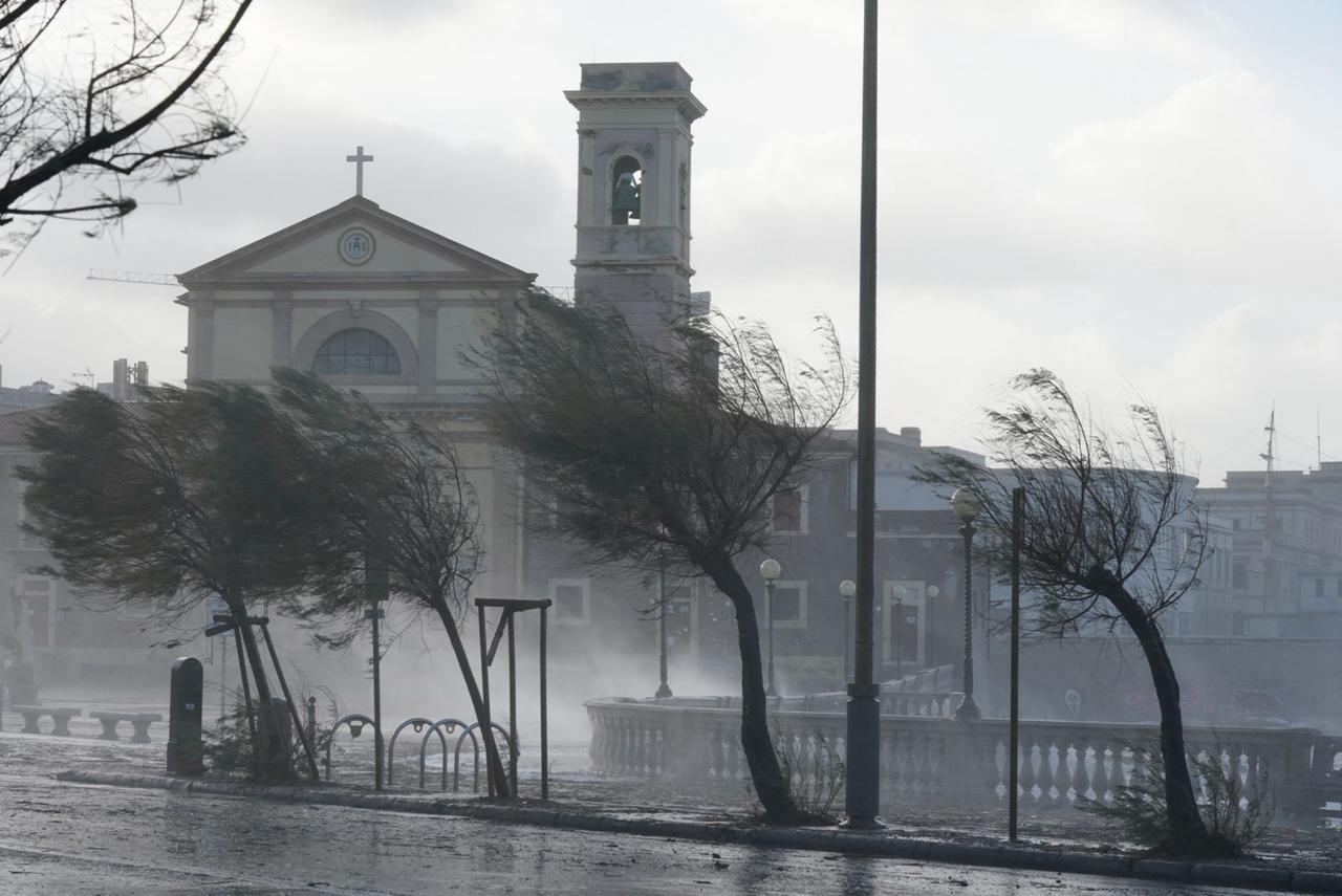 
	Il forte vento sul lungomare a Livorno


