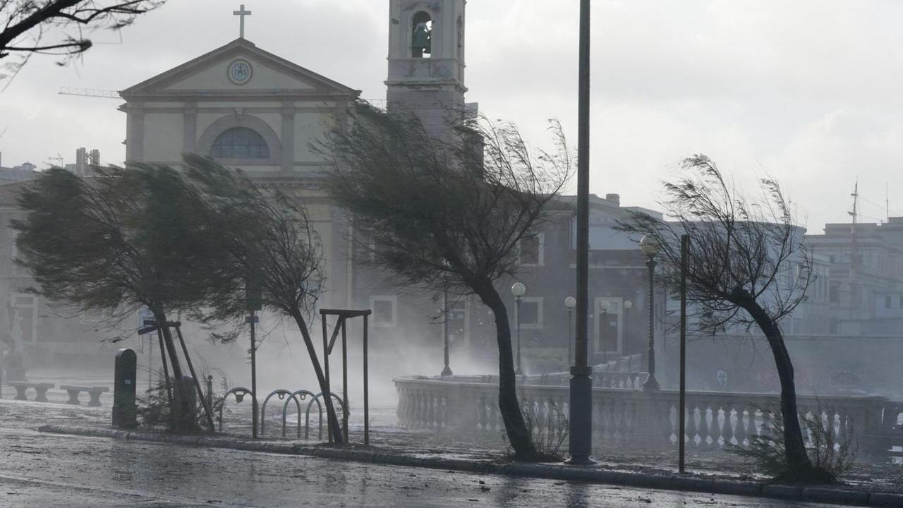 Il forte vento sul lungomare a Livorno