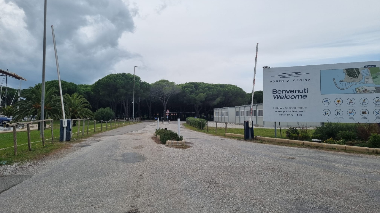 L’ingresso al porto di Cecina