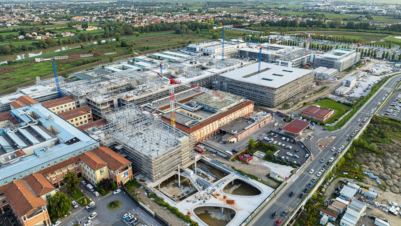 Una veduta del cantiere in corso per completare il nuovo polo ospedaliero di Cisanello