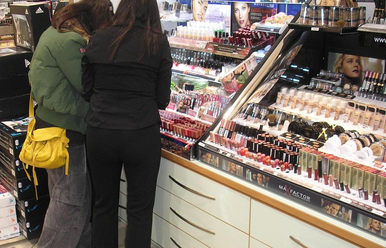 Furto in profumeria: ruba 68 prodotti tra creme, shampoo e profumi