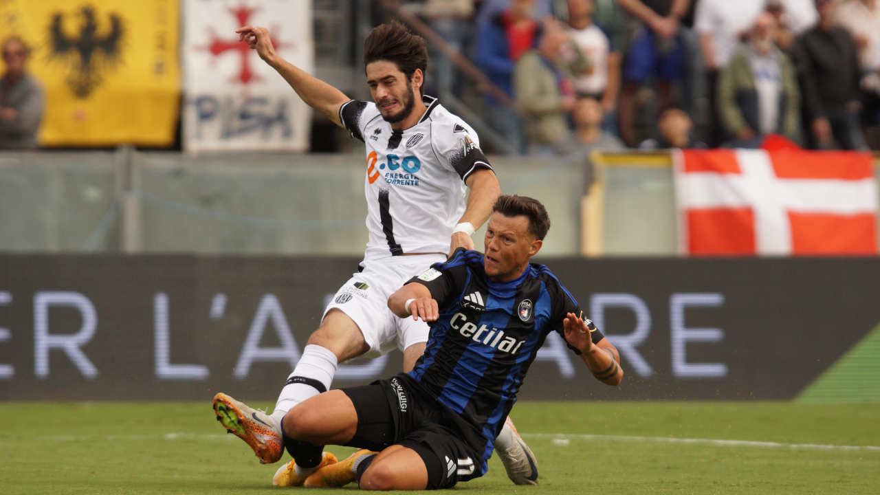 
	Un robusto contrasto di Adrian Rus nella gara casalinga con il Cesena (LaPresse)

