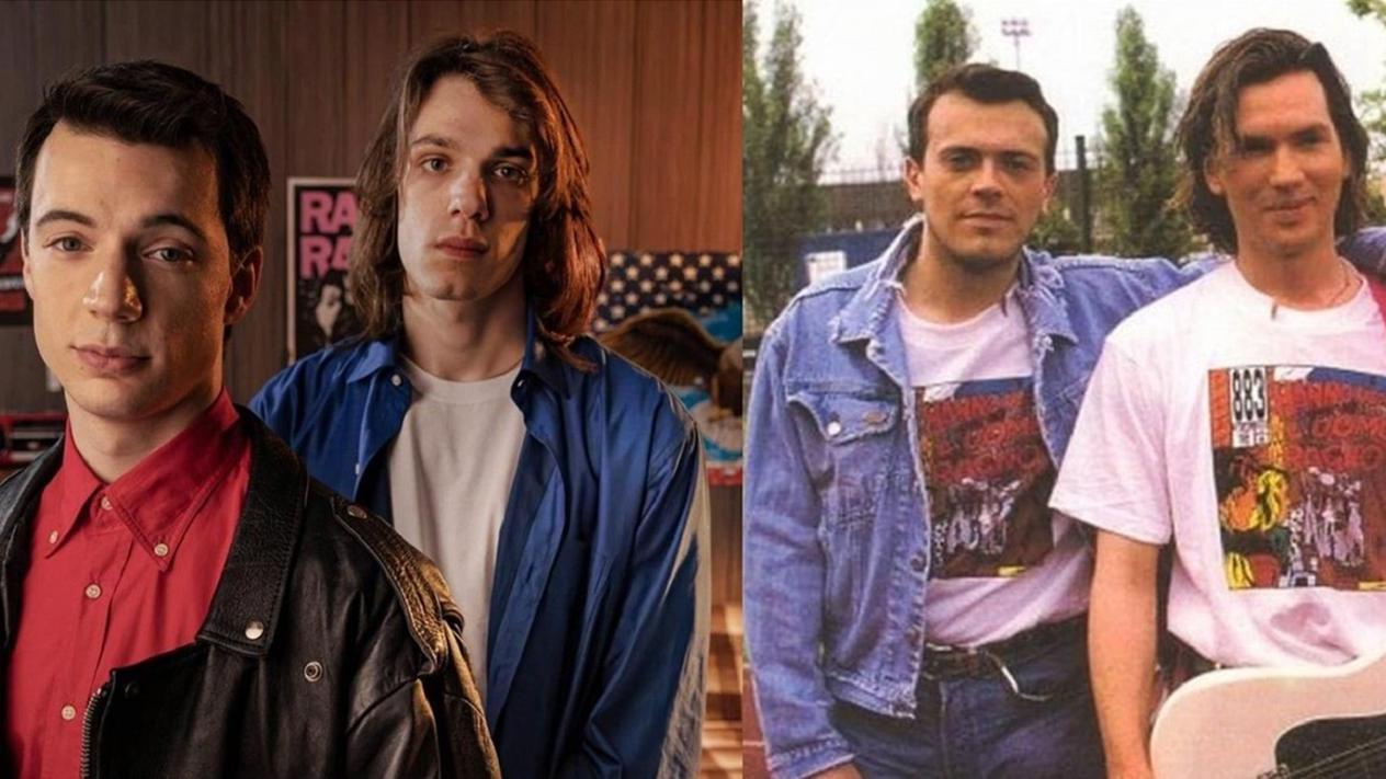 Max Pezzali e Mauro Repetto all'epoca degli 883 accanto agli attori che oggi li interpretano nella serie tv su Sky