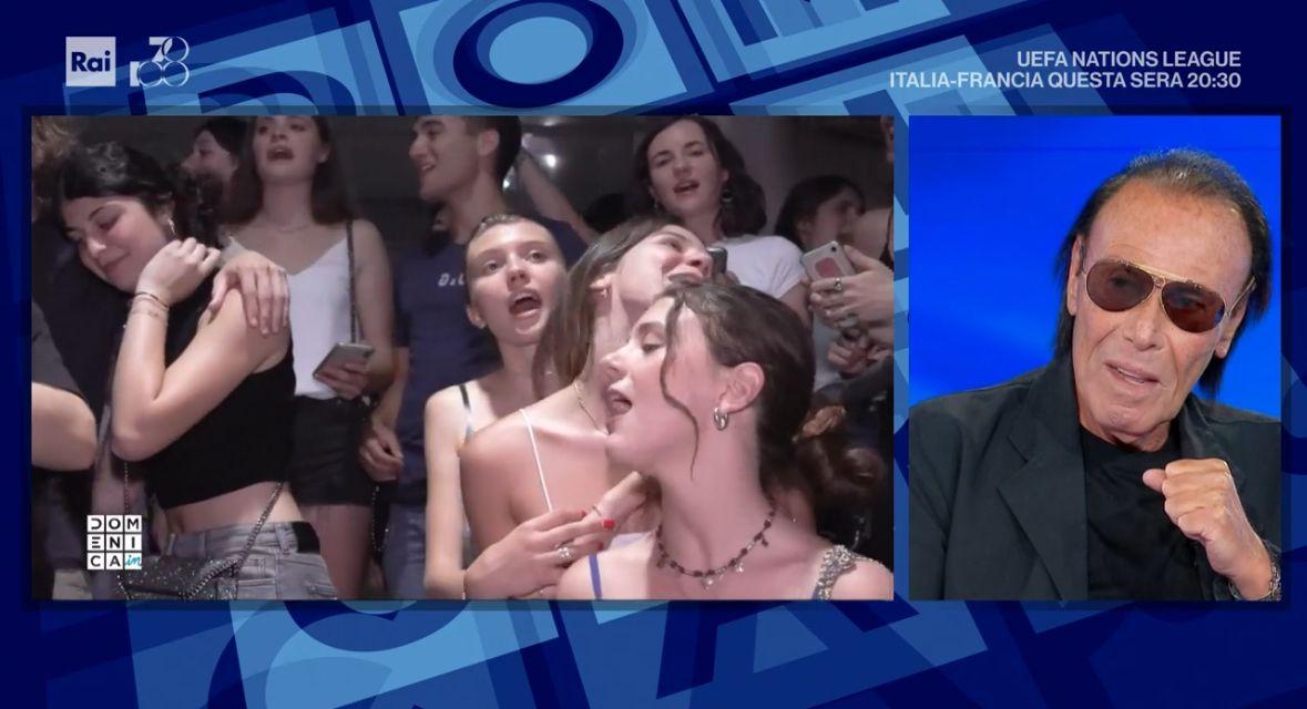 
	Antonello Venditti guarda il video degli studenti modenesi

