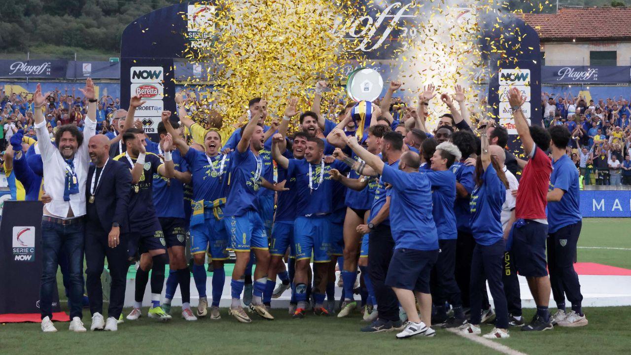 
	Il Comune regala il manto della storica promozione in B (Foto Matelli)

