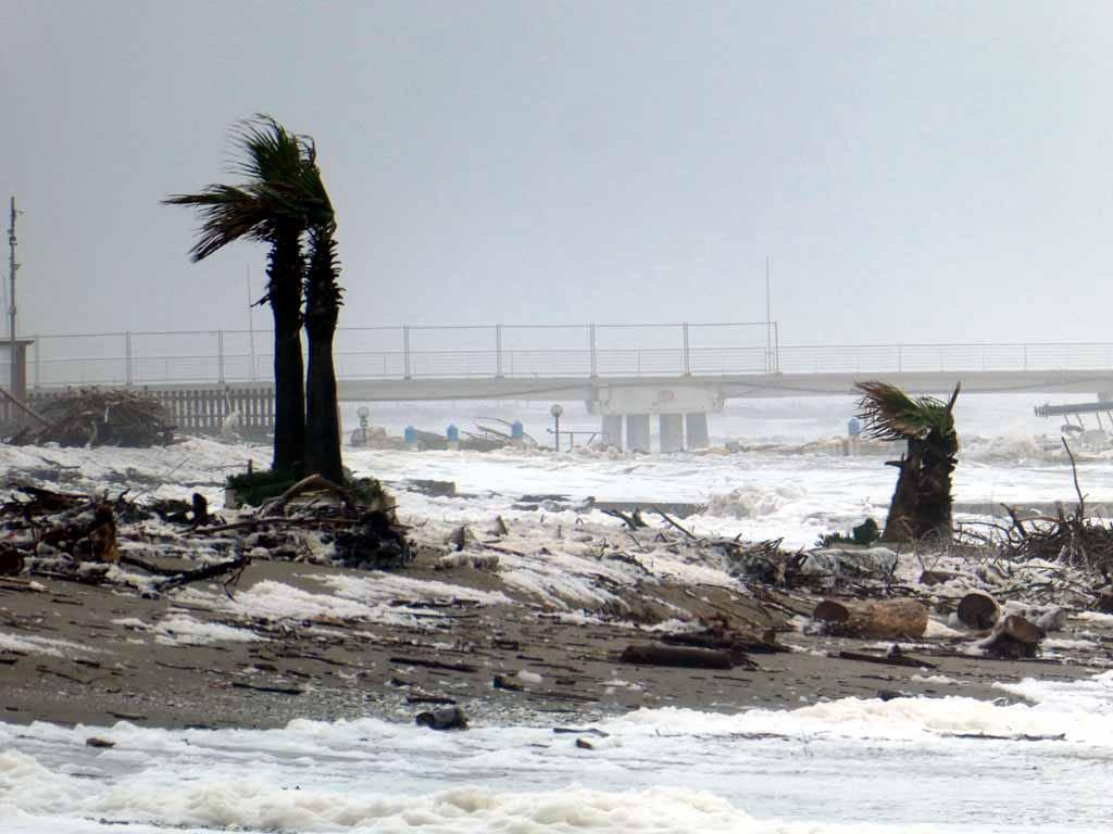 
	Marina di Massa: la mareggiata nella foto di Claudio Cuffaro

