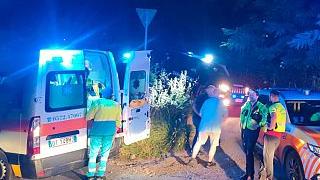 Prato, giovane perde il controllo della Porsche e si schianta contro un muretto