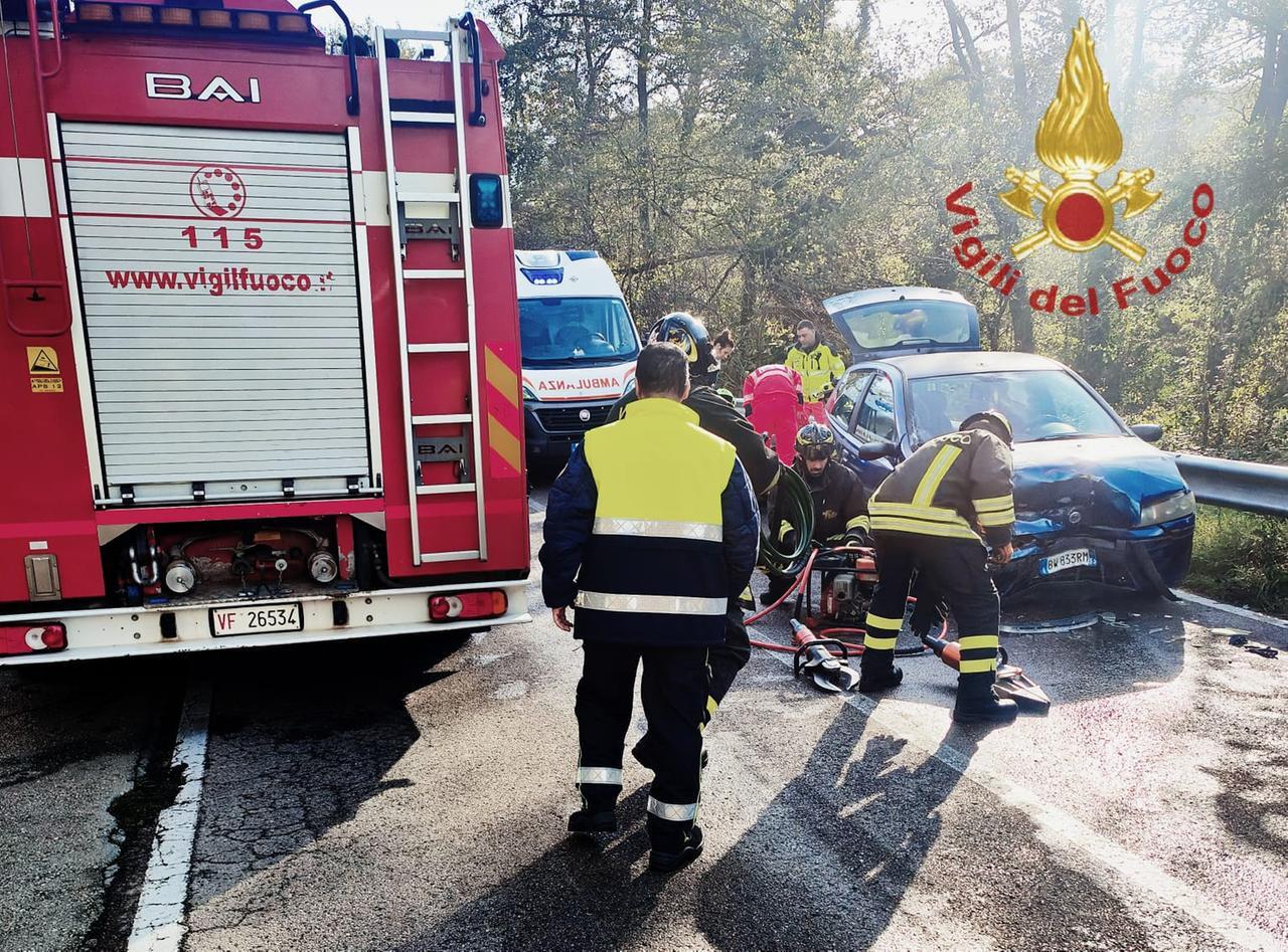 Scontro frontale tra due auto sulla provinciale 38: tre feriti