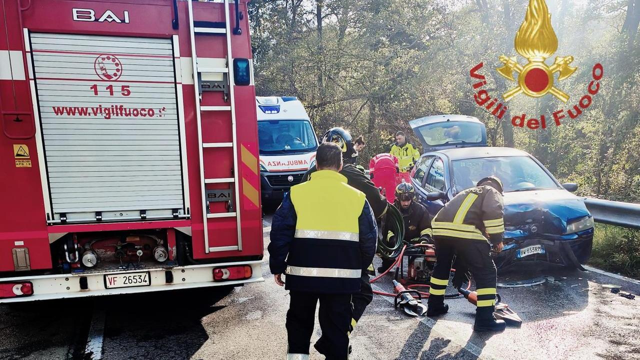 Scontro frontale tra due auto sulla provinciale 38: tre feriti