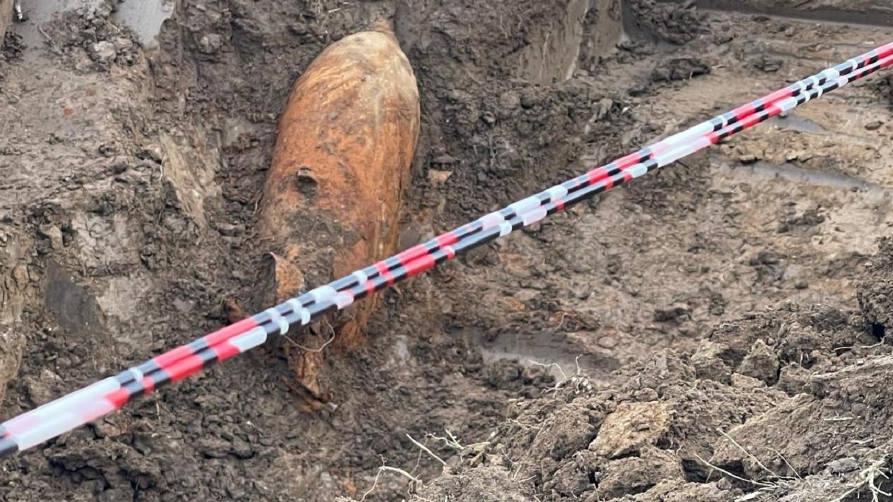 La bomba trovata nel cantiere in località "Capannella sul Fiora"