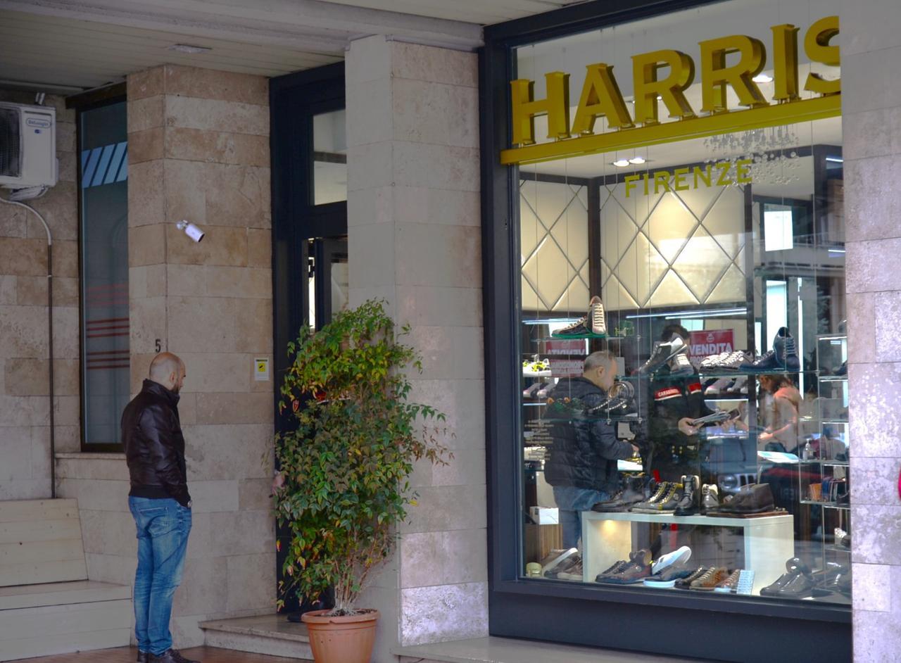 Montecatini, rapina a mano armata al negozio di calzature Harris Firenze