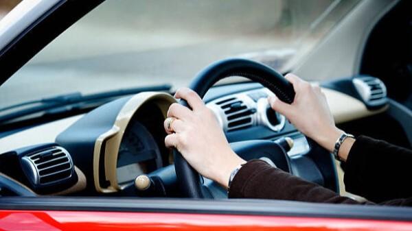 Approvato il nuovo Codice della strada: multe e telefoni alla guida, ecco cosa cambia
