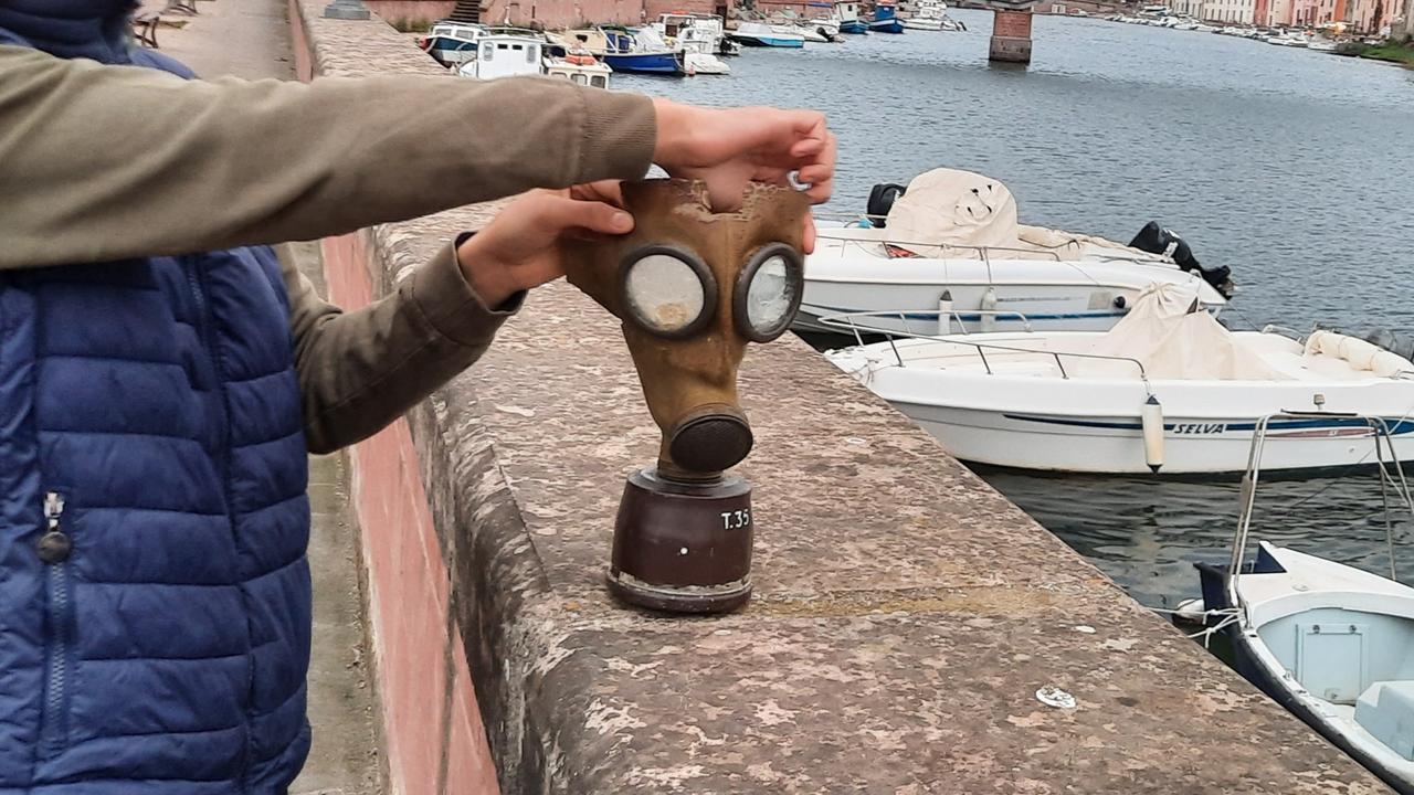 Bosa, lo strano ritrovamento: una maschera antigas della seconda guerra mondiale