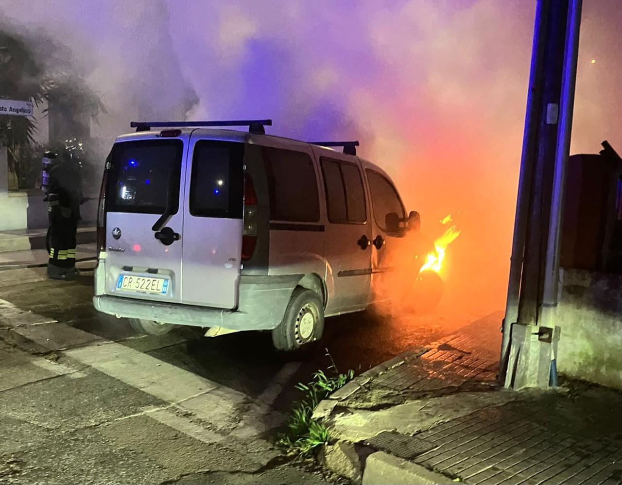 Olbia, paura in via Beato Angelico: auto in fiamme col conducente a bordo
