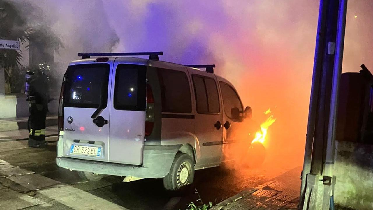 Olbia, paura in via Beato Angelico: auto in fiamme col conducente a bordo