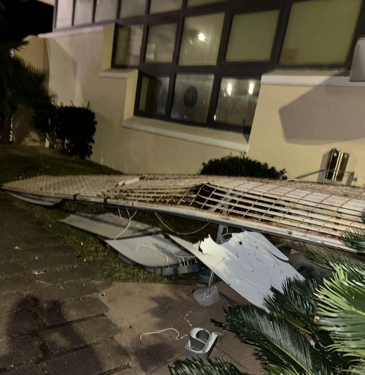 Santa Teresa, il forte vento fa crollare l’insegna del Banco di Sardegna