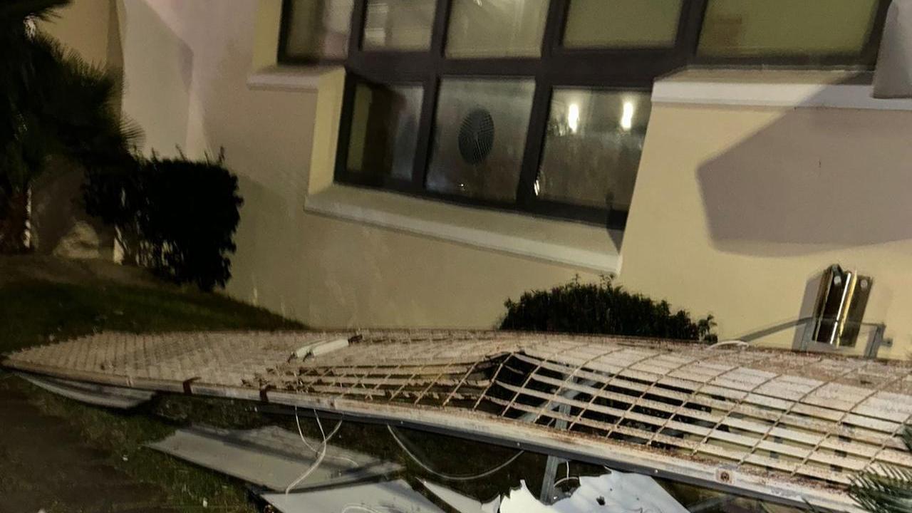 Santa Teresa, il forte vento fa crollare l’insegna del Banco di Sardegna