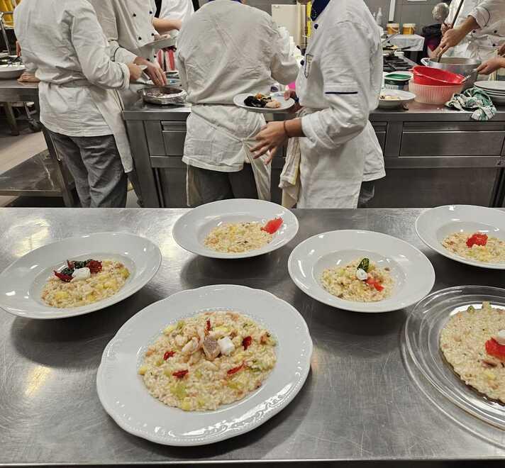 Lido Estensi, esercitazioni di sala e cucina al Remo Brindisi, sollecito alle famiglie: «Pagate»