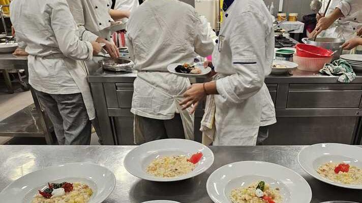 Lido Estensi, esercitazioni di sala e cucina al Remo Brindisi, sollecito alle famiglie: «Pagate»