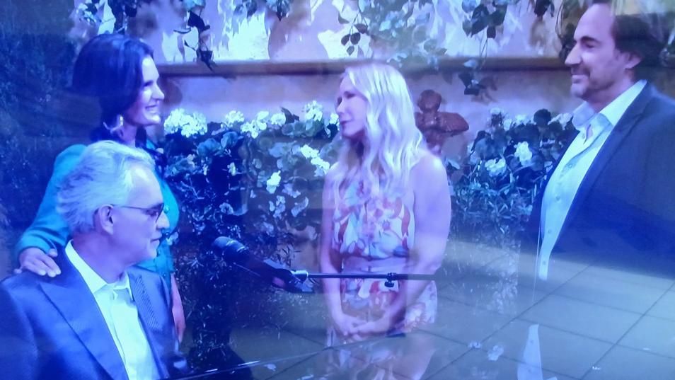 Andrea Bocelli e la moglie Veronica Berti con gli attori che impersonano Brooke e Ridge