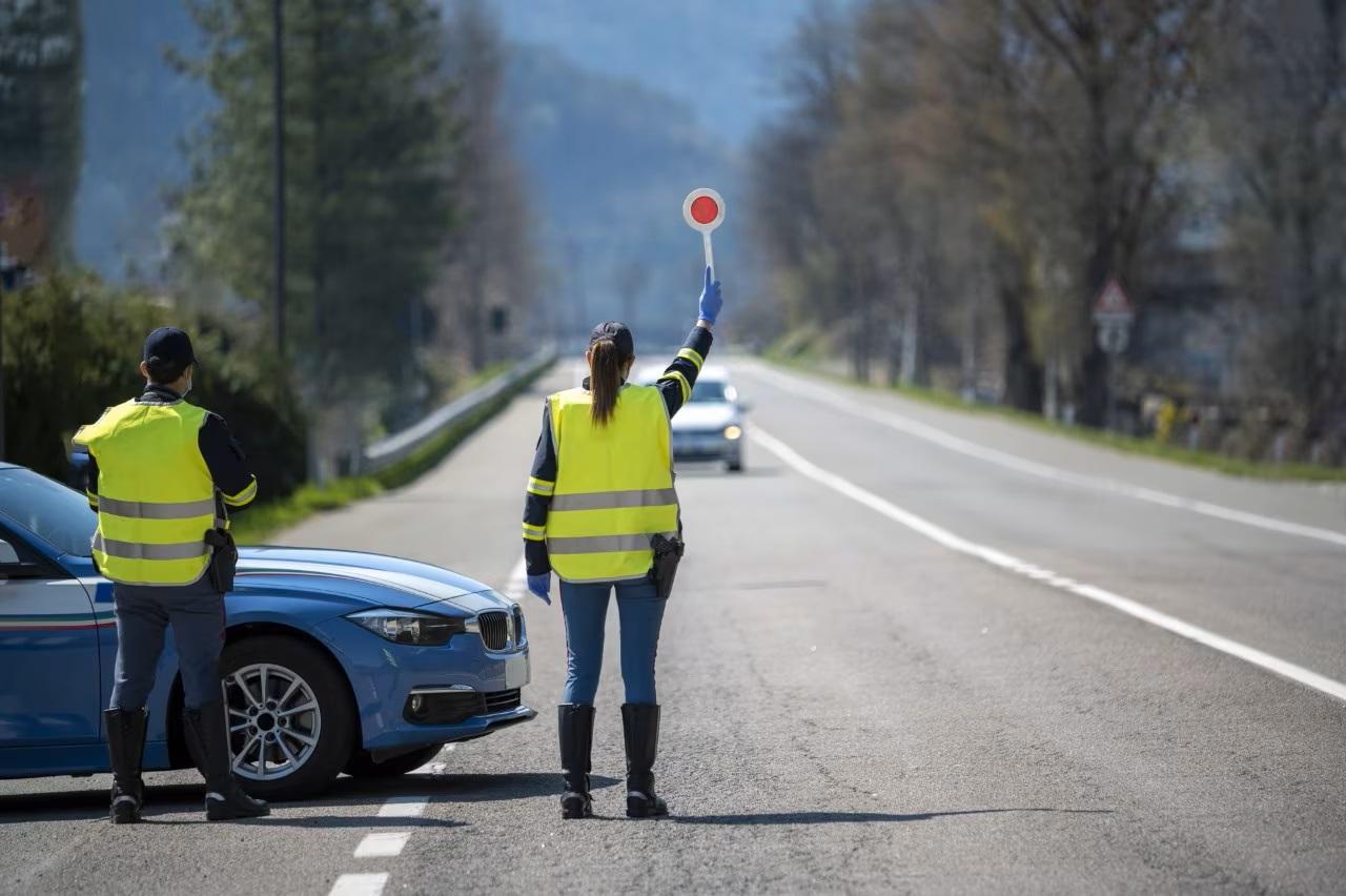 Nuovo Codice della strada: stretta ad alcol e monopattini, patente sospesa per chi guida col telefono. Ecco tutto quello che c’è da sapere