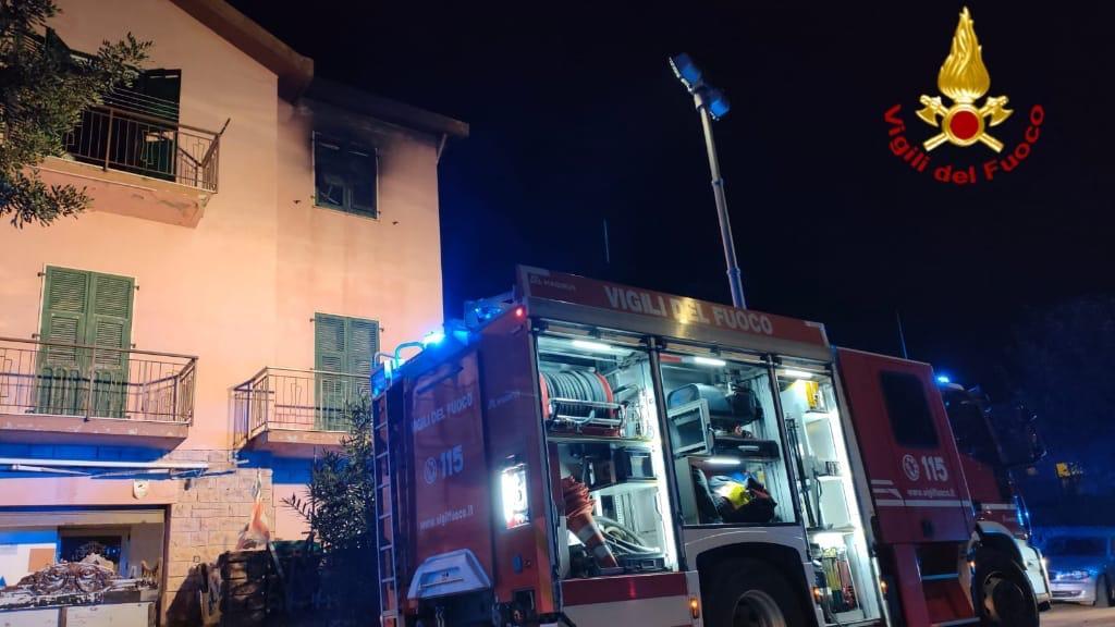 Incendio in un appartamento: salvate due persone, una intossicata