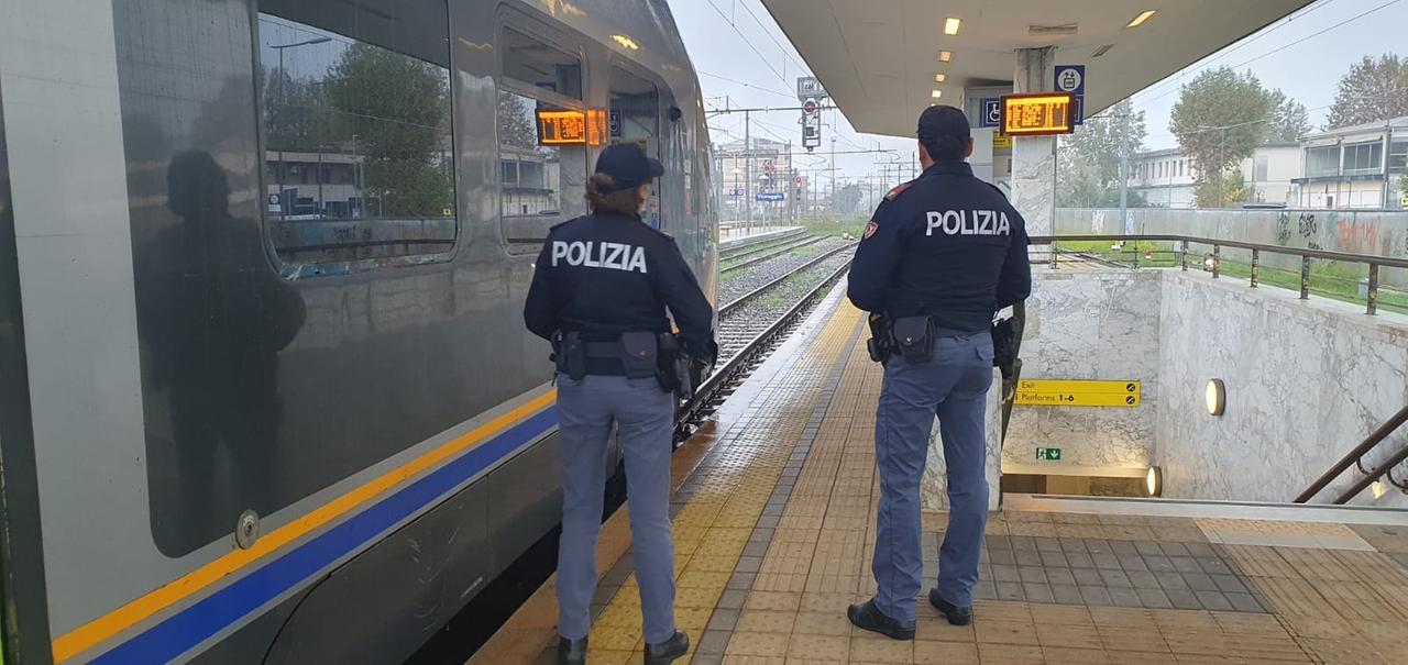 Pietrasanta, senza biglietto si scaglia contro la capotreno: interviene la polizia