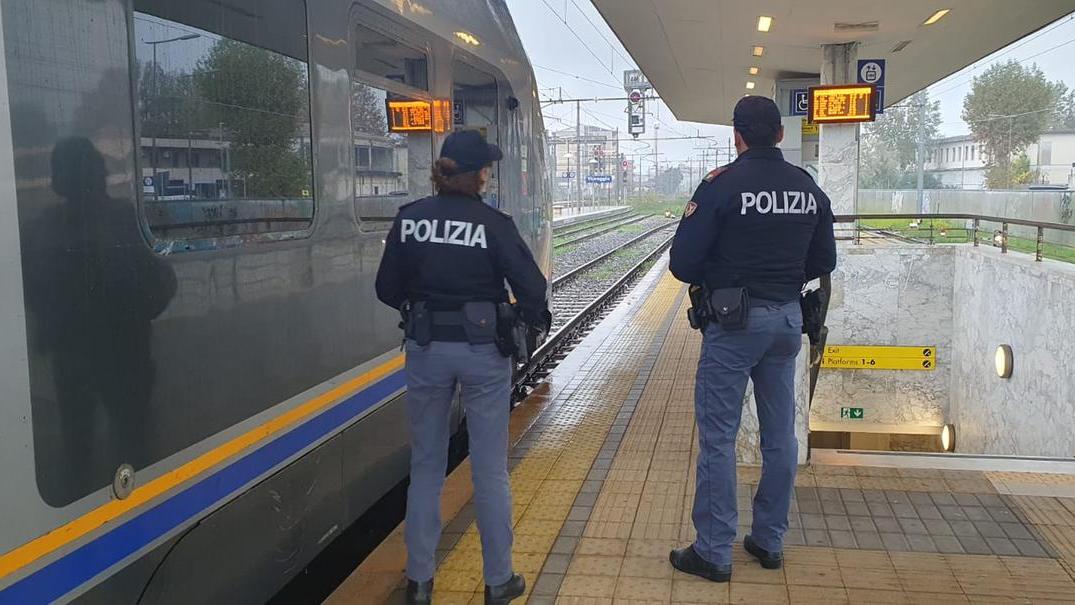 Pietrasanta, senza biglietto si scaglia contro la capotreno: interviene la polizia