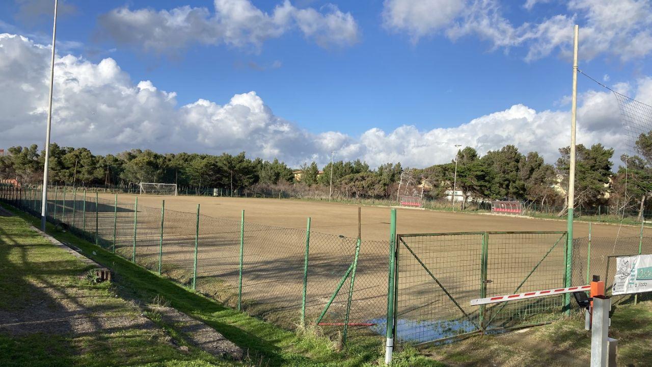 Il campo sportivo di Vada spesso allagato