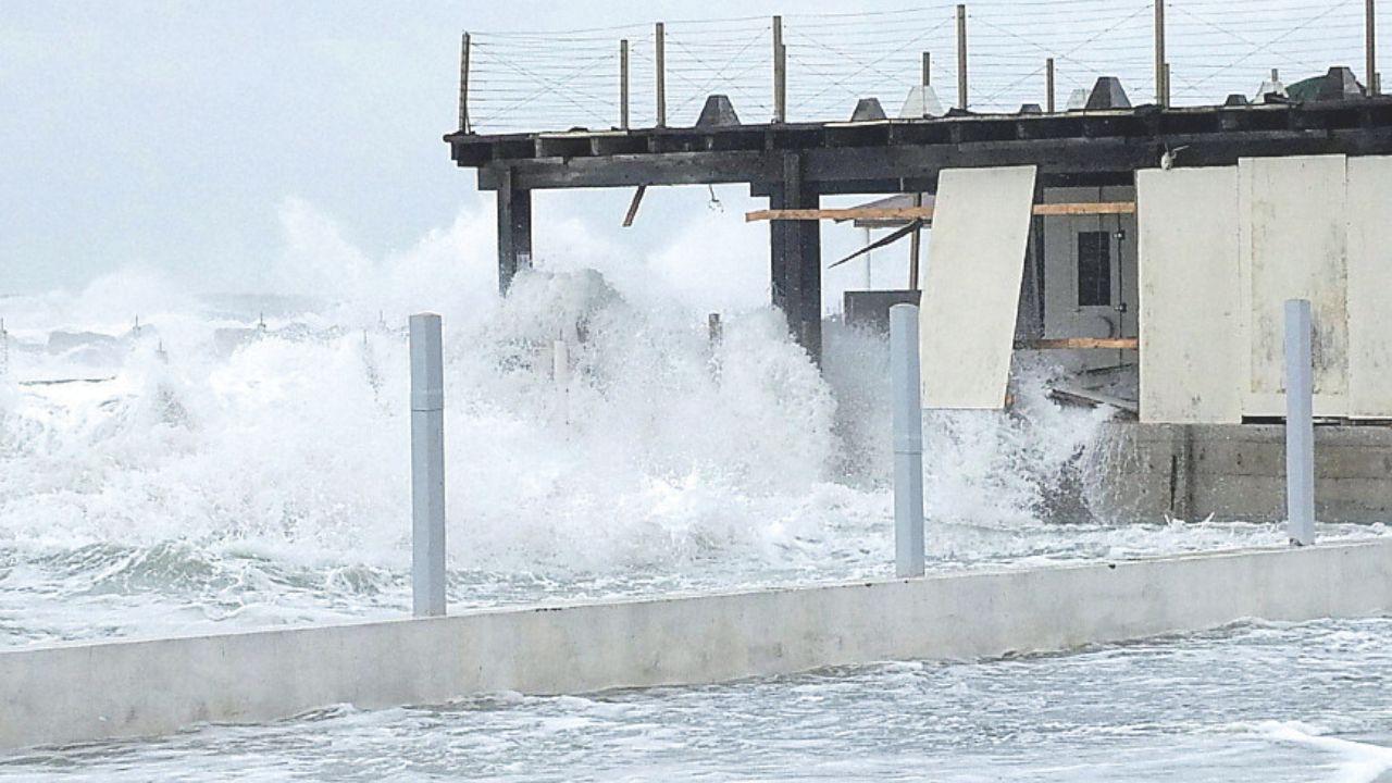Le strutture dello stabilimento balneare sommerso dall’acqua del mare