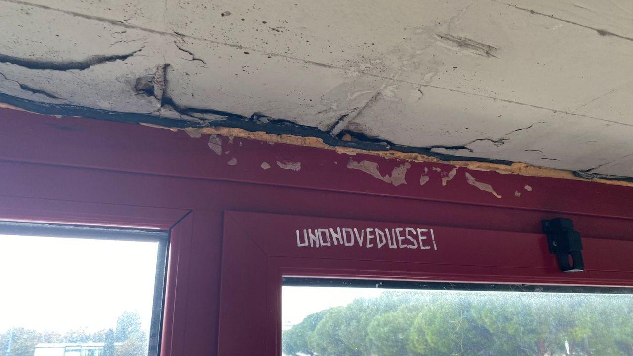 In alto le infiltrazioni di acqua in una delle aule dell’istituto Buzzi