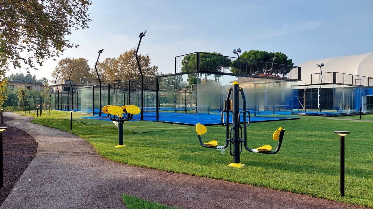 I campi da padel a Focette: sullo sfondo la tensostruttura al centro della contestazione