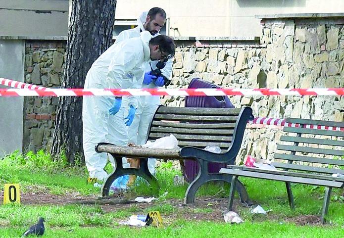 
	La polizia scientifica sul luogo dell'omicidio

