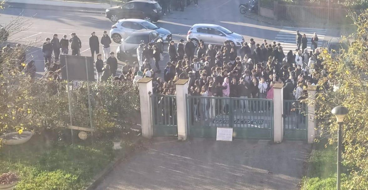 Cento, freddo al Bassi Burgatti: gli studenti protestano davanti alla scuola