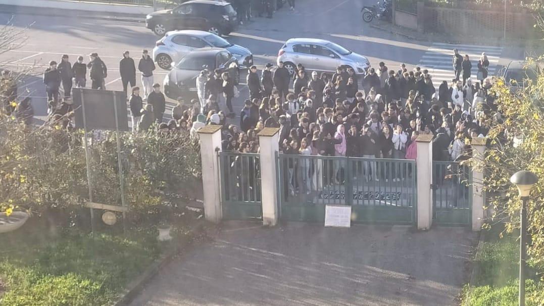 Cento, freddo al Bassi Burgatti: gli studenti protestano davanti alla scuola