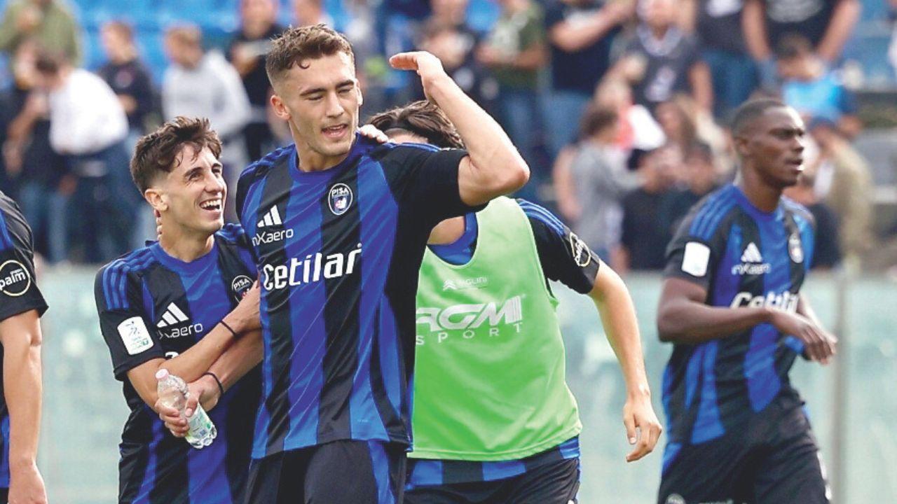 <br />
Canestrelli festeggiato da Arena dopo un gol