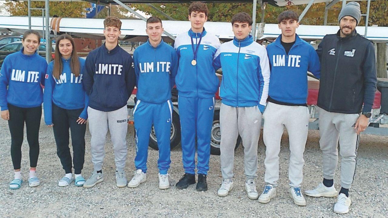 Il gruppo della Canottieri Limite al campionato italiano di Gran Fondo