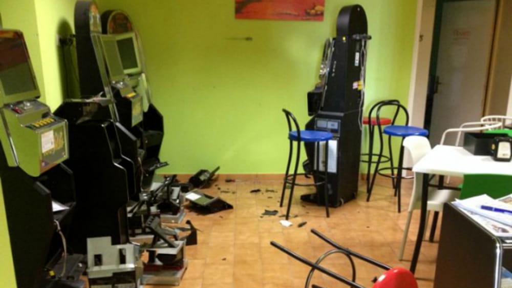 Ludopatico scassinava le slot machine per pagarsi il vizio del gioco