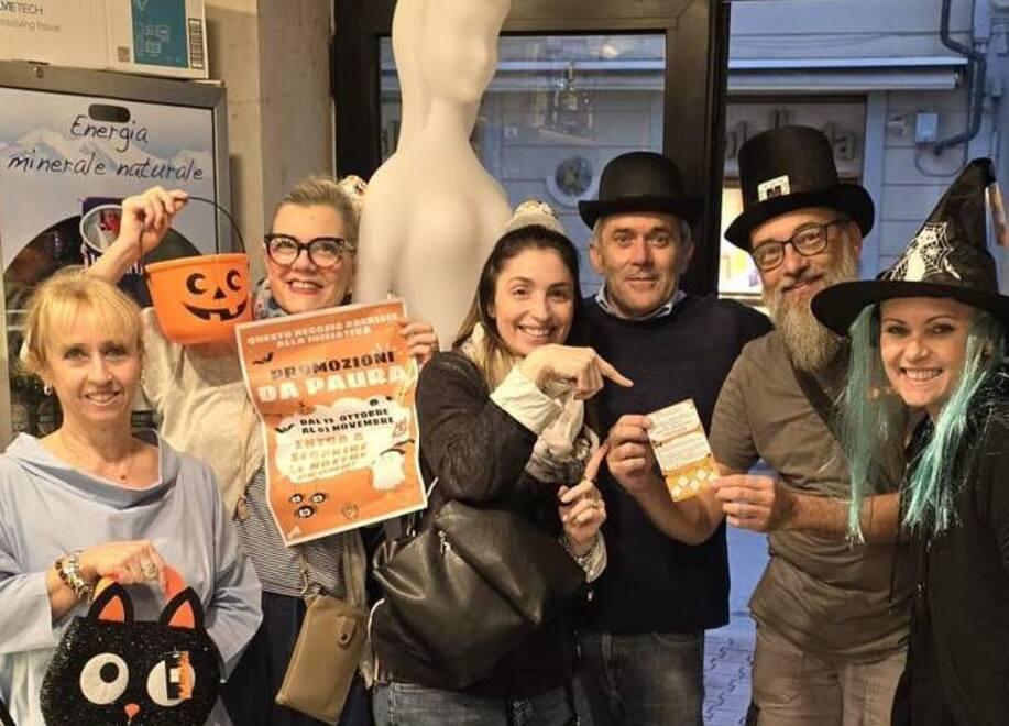 
	Al centro Kety Lucrezia Mazzei indica la Shopping Card per Halloween 2024

