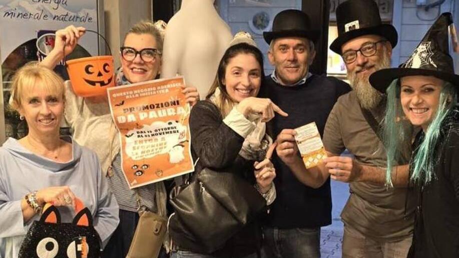 Al centro Kety Lucrezia Mazzei indica la Shopping Card per Halloween 2024