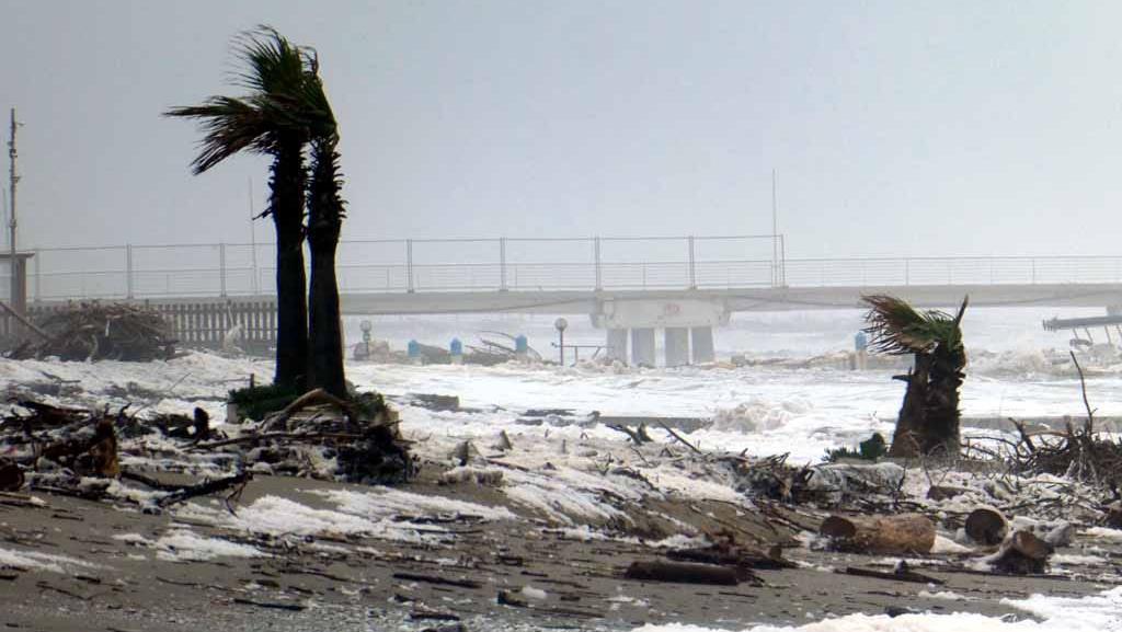 Marina di Massa: la mareggiata nella foto di Claudio Cuffaro